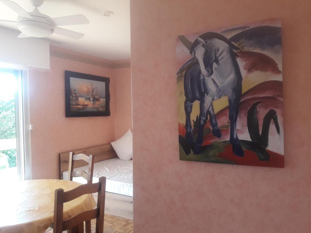 une chambre avec une peinture murale représentant un cheval dans l'établissement Appartement avec terrasse - Calme et soleil - Proche de la plage, à Marseille