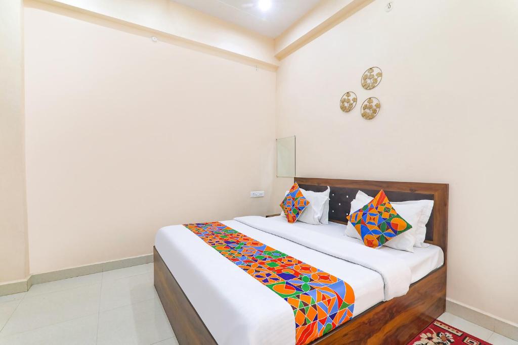 Postel nebo postele na pokoji v ubytování FabHotel RK Palace