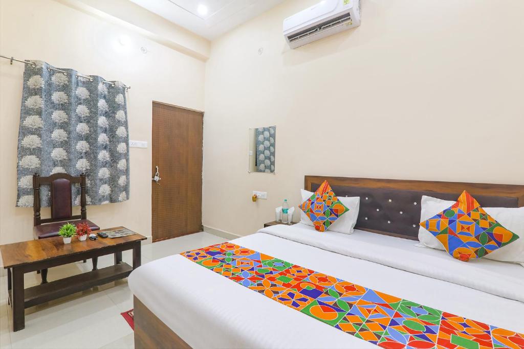 Postel nebo postele na pokoji v ubytování FabHotel RK Palace