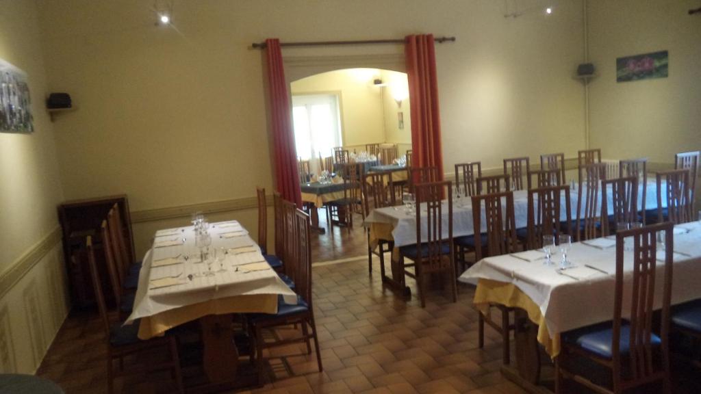 Restaurace v ubytování Logis Hotel Des Voyageurs Restaurant La Bonne Tabl'Hay