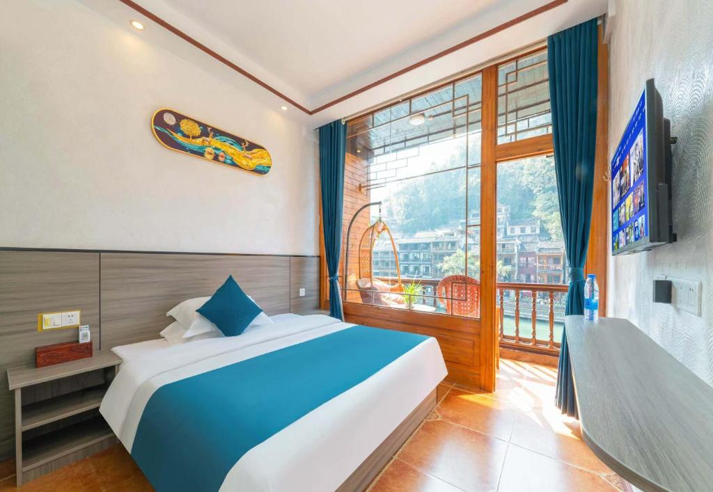 Postel nebo postele na pokoji v ubytování Fenghuang Memory Linjiang Inn