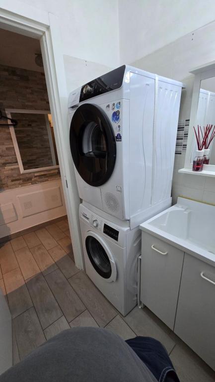 Fotografie z fotogalerie ubytování VARESE PRIME - Large independent Apartment, Air conditioning, 2 Bathrooms, 2 free covered Parking spaces, NO restricted traffic zone, Train Station 100m, Theatre 150m, Historic City Centre v destinaci Varese
