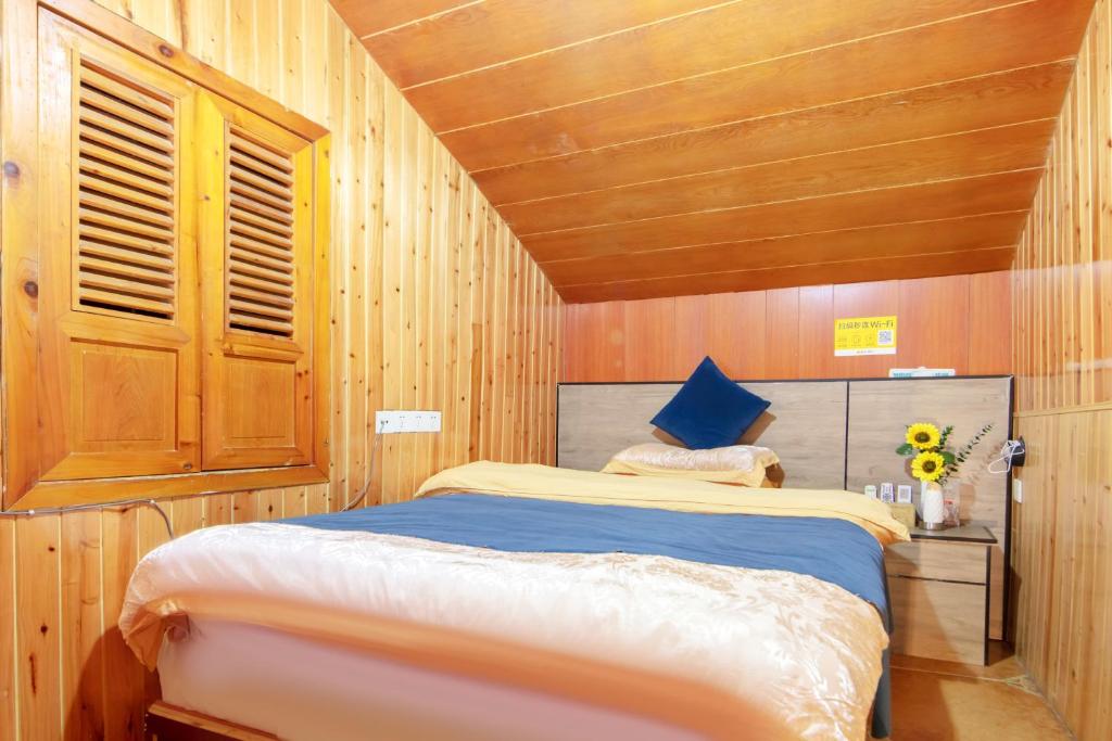 Postel nebo postele na pokoji v ubytování Fenghuang Memory Linjiang Inn