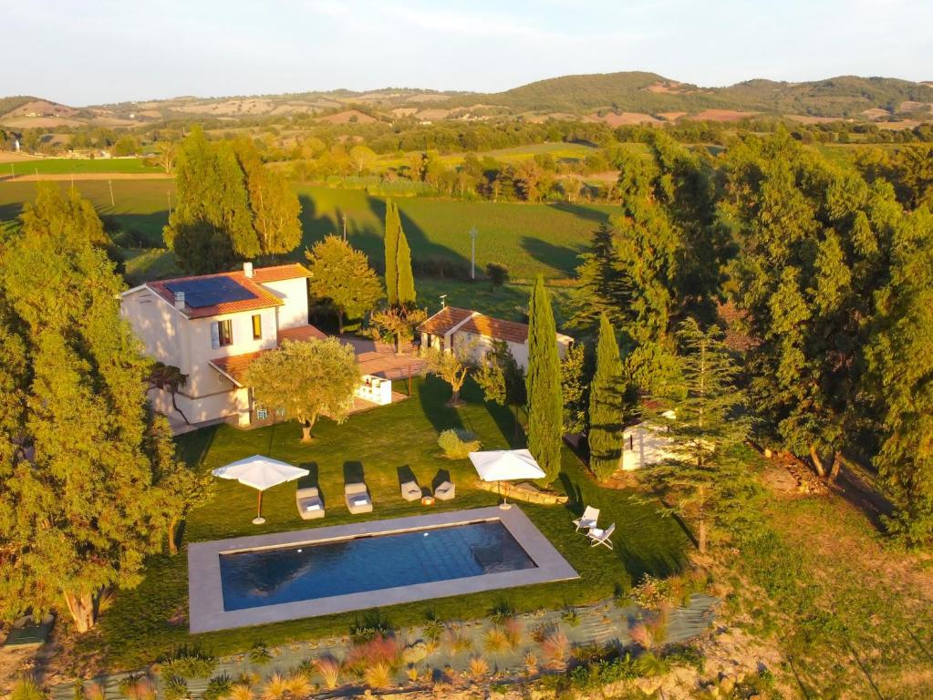 eine Luftaufnahme eines Hauses mit Swimmingpool in der Unterkunft CASALE RONDINELLA 6&2, Emma Villas in Manciano