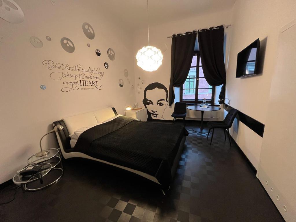 Televízia a/alebo spoločenská miestnosť v ubytovaní Castle Inn