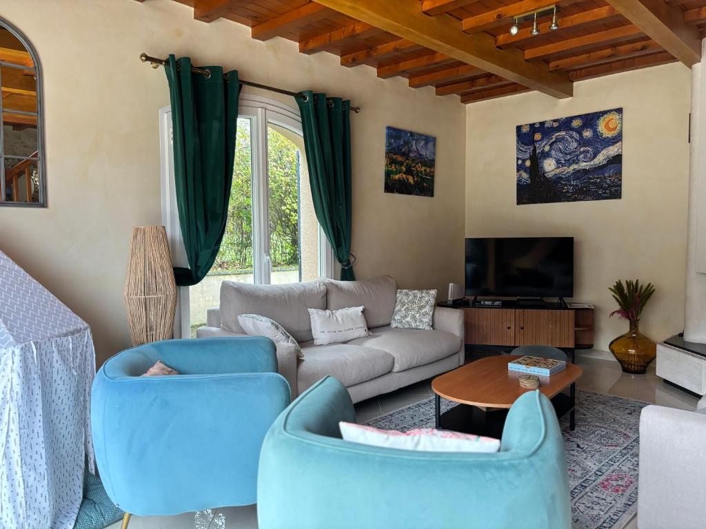 TV a/nebo společenská místnost v ubytování Le So Art, grande maison 4 chambres, terrain de pétanque, grand jardin clos, flipper, babyfoot, jeux Arcade, ping pong,1 km mer, proche golf, Port en Bessin, Bayeux et plages du débarquement, adaptée enfants