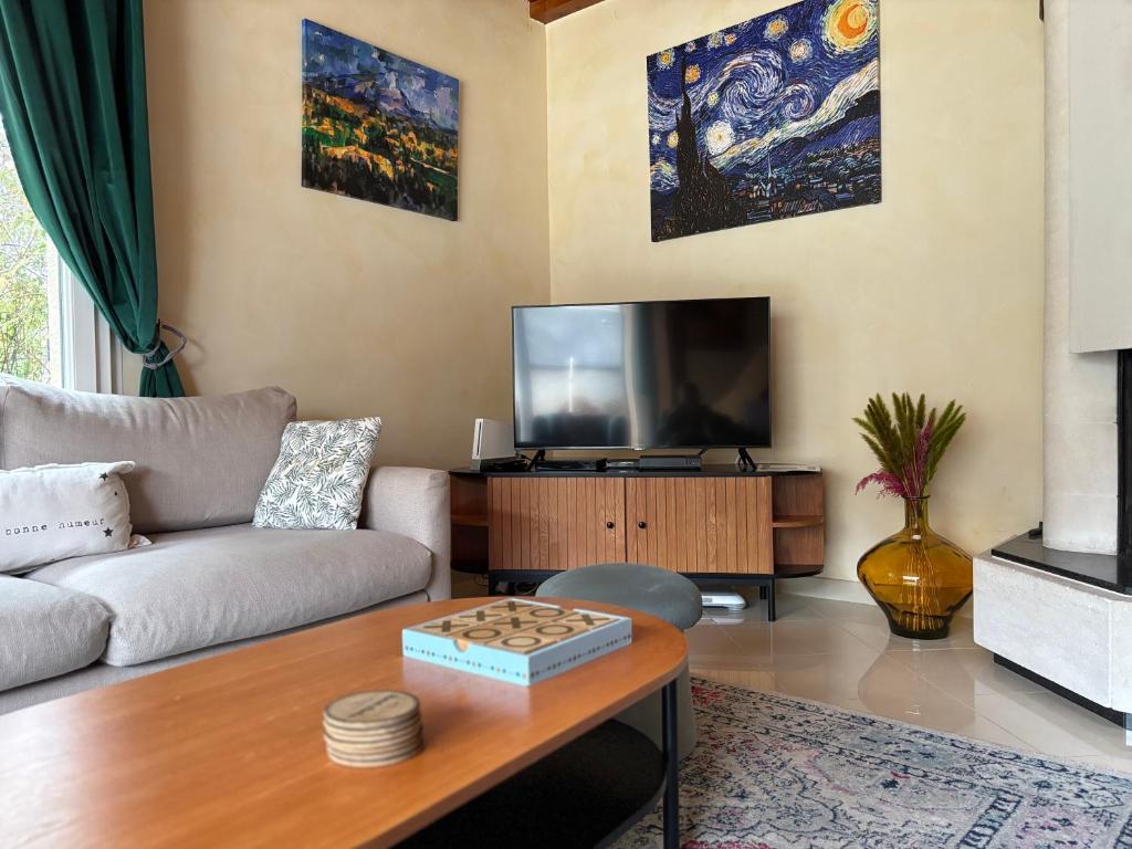 TV a/nebo společenská místnost v ubytování Le So Art, grande maison 4 chambres, terrain de pétanque, grand jardin clos, flipper, babyfoot, jeux Arcade, ping pong,1 km mer, proche golf, Port en Bessin, Bayeux et plages du débarquement, adaptée enfants