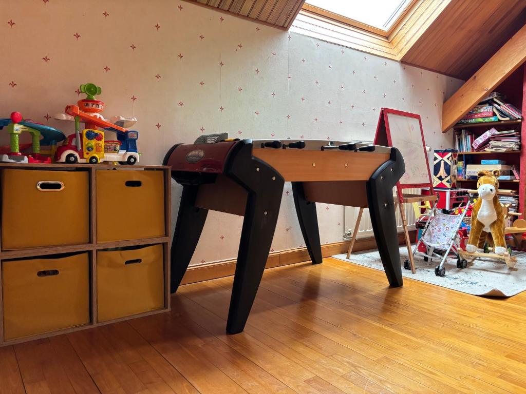 Fotografie z fotogalerie ubytování Le So Art, grande maison 4 chambres, terrain de pétanque, grand jardin clos, flipper, babyfoot, jeux Arcade, ping pong,1 km mer, proche golf, Port en Bessin, Bayeux et plages du débarquement, adaptée enfants v destinaci Commes