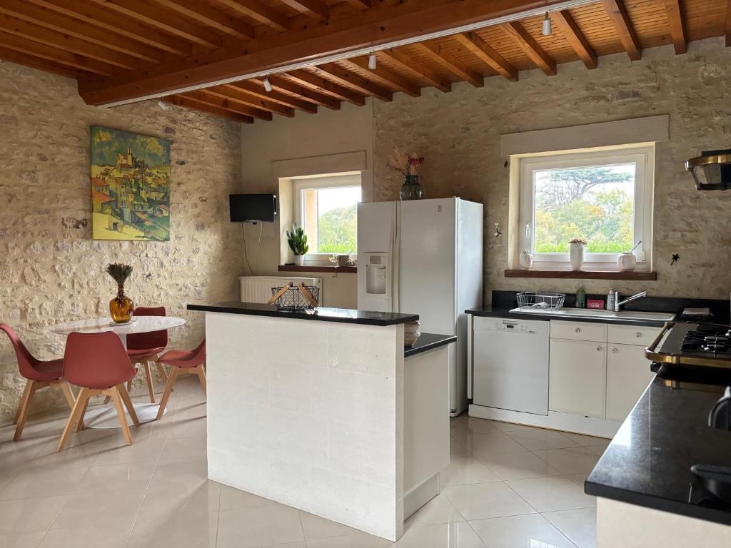 Kuchyň nebo kuchyňský kout v ubytování Le So Art, grande maison 4 chambres, terrain de pétanque, grand jardin clos, flipper, babyfoot, jeux Arcade, ping pong,1 km mer, proche golf, Port en Bessin, Bayeux et plages du débarquement, adaptée enfants