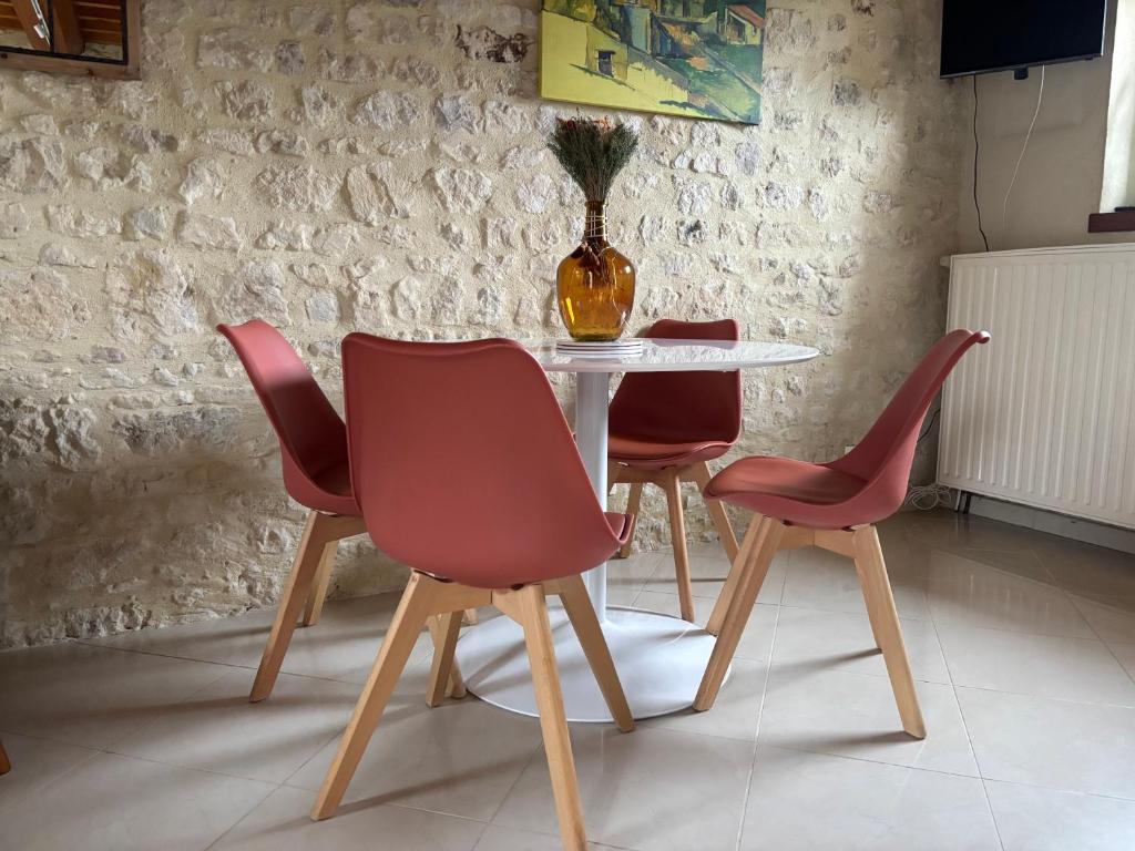 Posezení v ubytování Le So Art, grande maison 4 chambres, terrain de pétanque, grand jardin clos, flipper, babyfoot, jeux Arcade, ping pong,1 km mer, proche golf, Port en Bessin, Bayeux et plages du débarquement, adaptée enfants