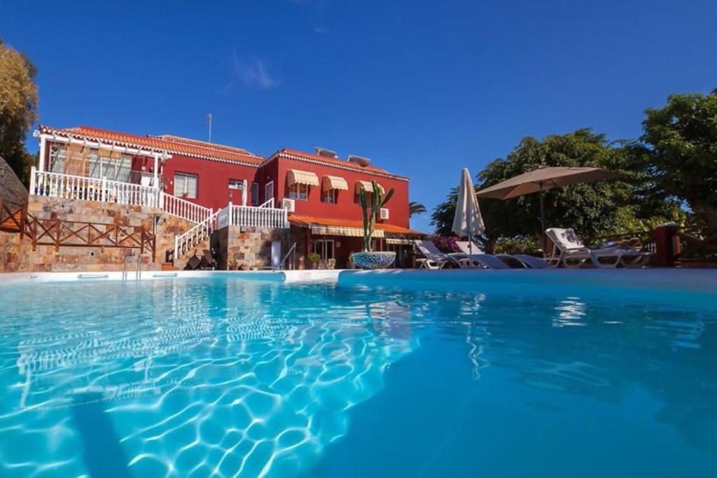 une grande piscine devant une maison dans l'établissement Villa Montana Negra II, à San Bartolomé