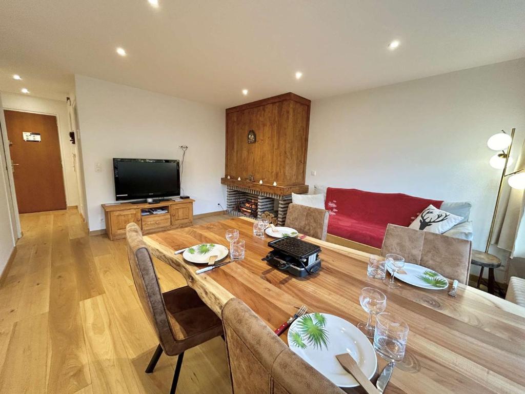 un salon avec une table et un canapé dans l'établissement Studios + Cabine à Megève, 4 Couchages, 500m des Remontées, Balcon Sud, Parking Inclus - FR-1-597-34, à Megève