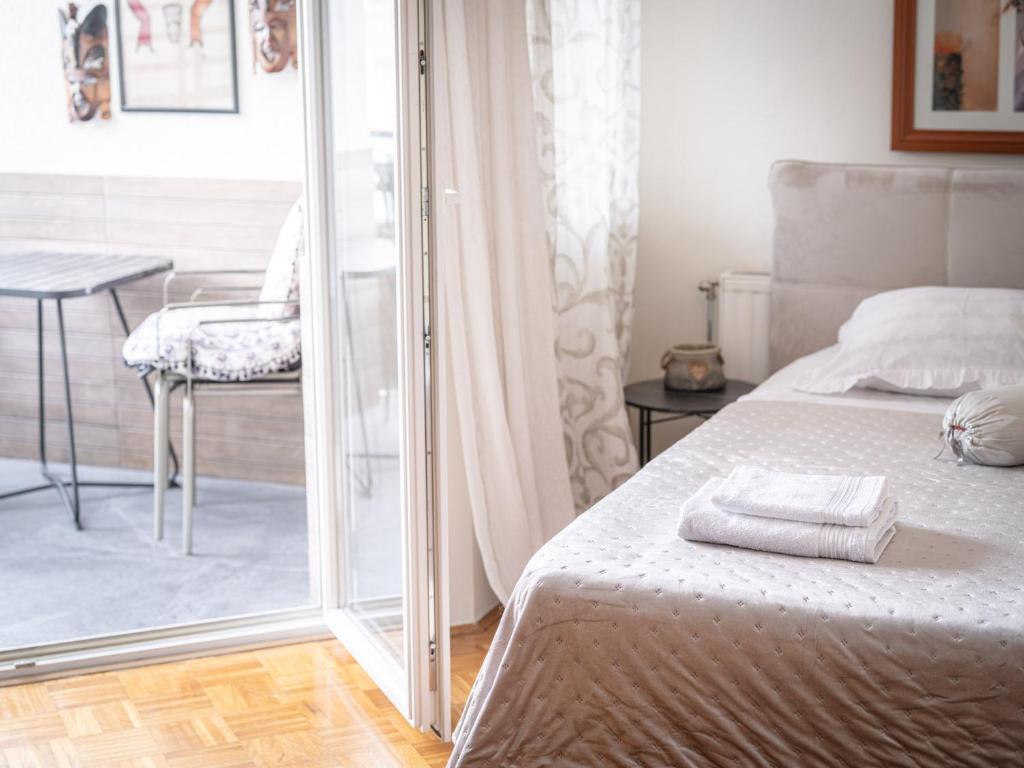 Postel nebo postele na pokoji v ubytování Chic Riverview Apartment