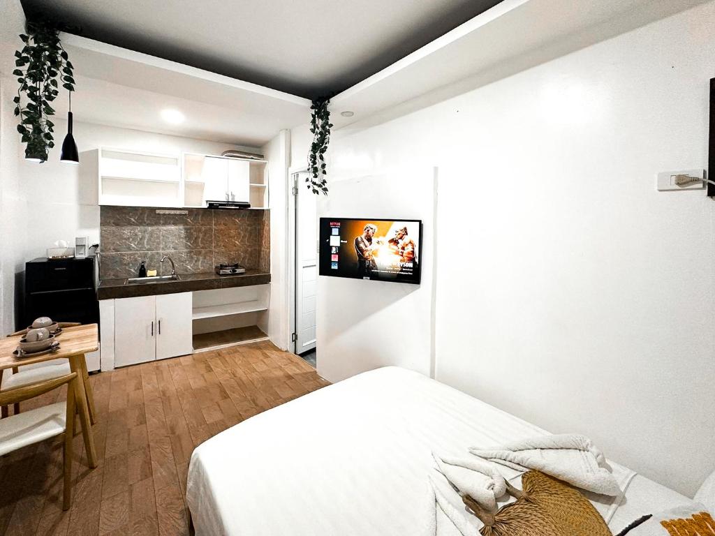 Kuchyň nebo kuchyňský kout v ubytování Namal Apartelle - Free Scooter & GYM access