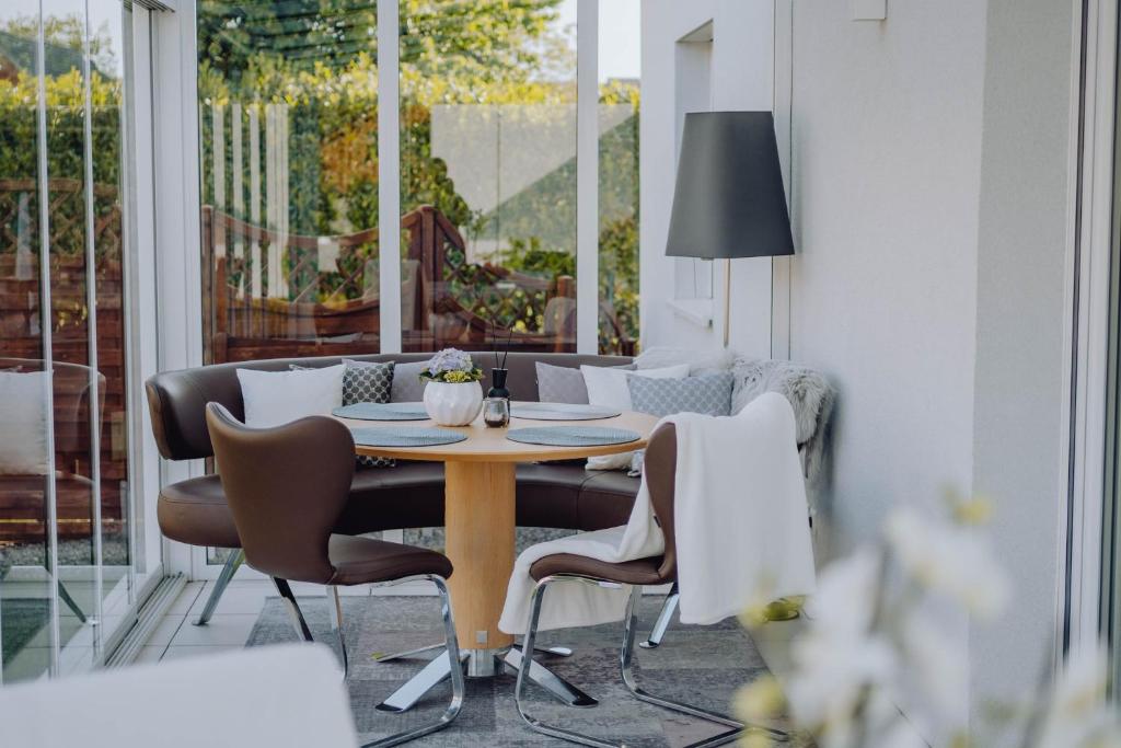 a dining room with a table and chairs at Pension Sterntaler in Rheinhausen