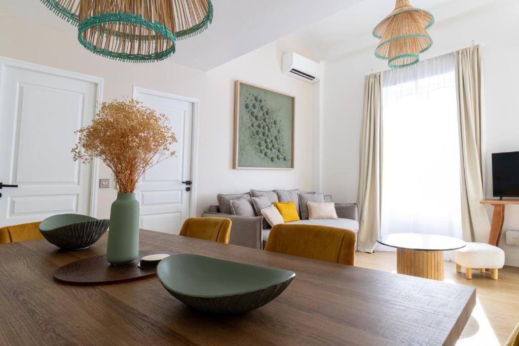 - un salon avec une table et un vase dans l'établissement Angleterre 6 - Nice Centre - 3 pièces Duplex, à Nice