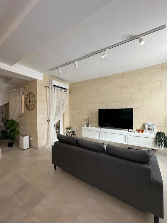 TV a/nebo společenská místnost v ubytování Perfect Gozo Escape, It Has It All