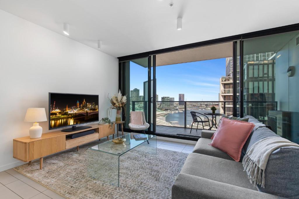 A seating area at Chic 1-Bed with Harbour Views & Pool by Tram Line