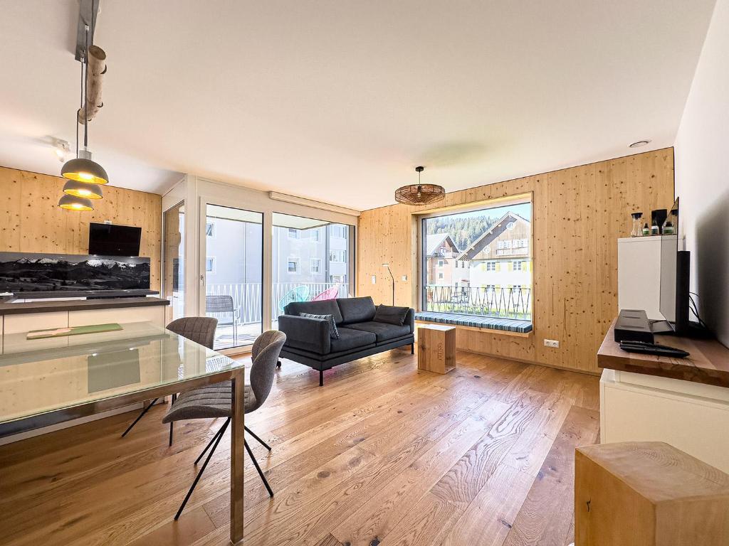 ein Wohnzimmer mit Tisch und Couch in der Unterkunft Wolf & Schäfchen in Oberstaufen