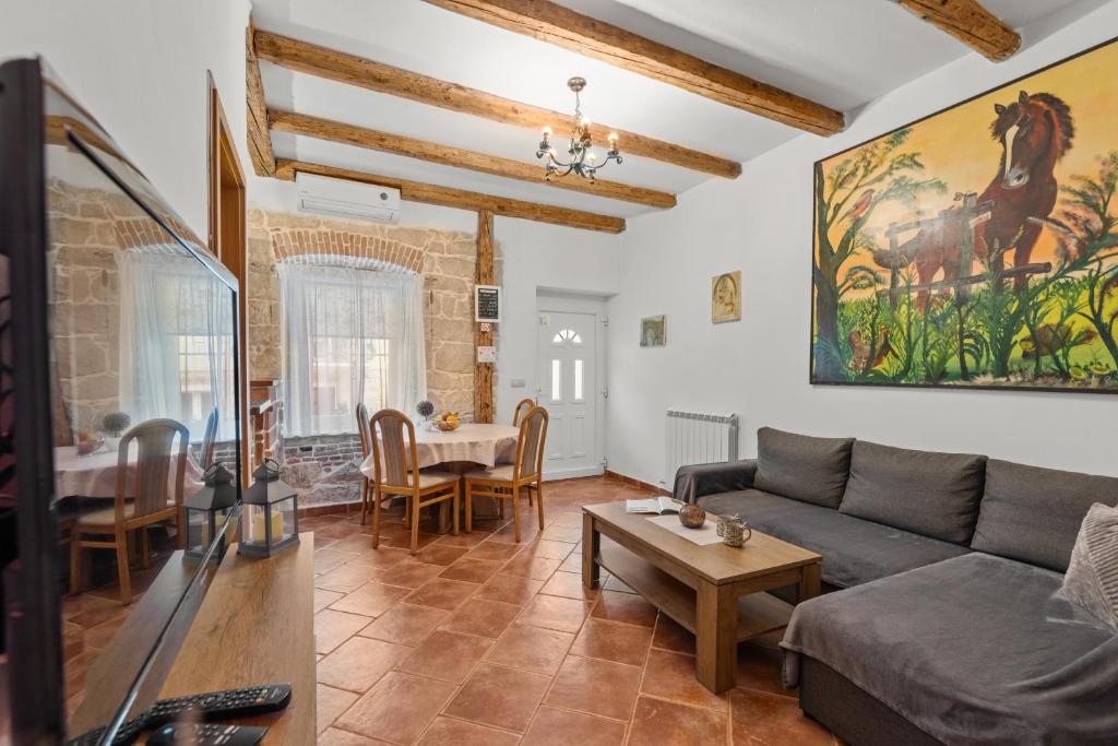 una sala de estar con un sofá y una mesa en Alba Sanja i Teran, en Funtana