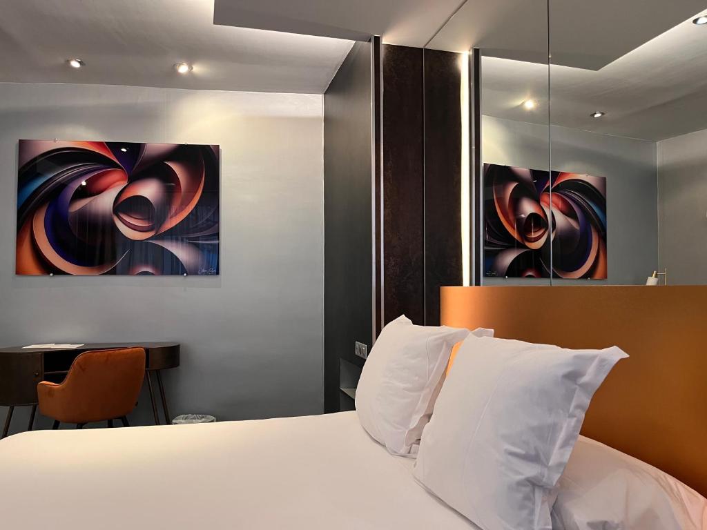 Postel nebo postele na pokoji v ubytování LOGIS Hôtel Borel