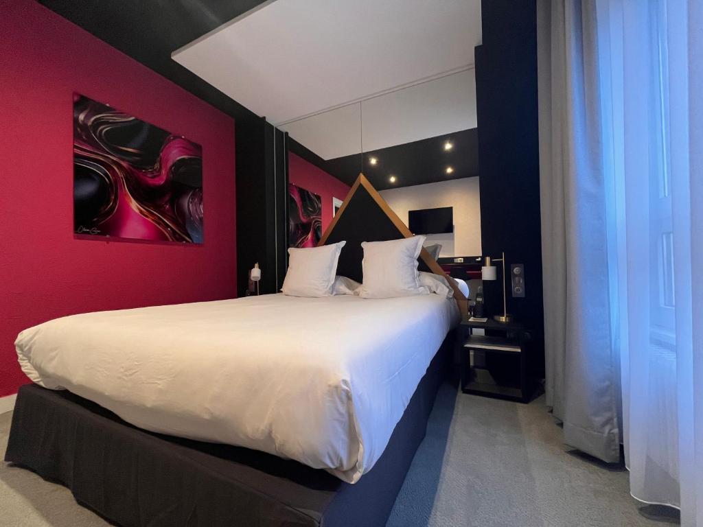 Postel nebo postele na pokoji v ubytování LOGIS Hôtel Borel