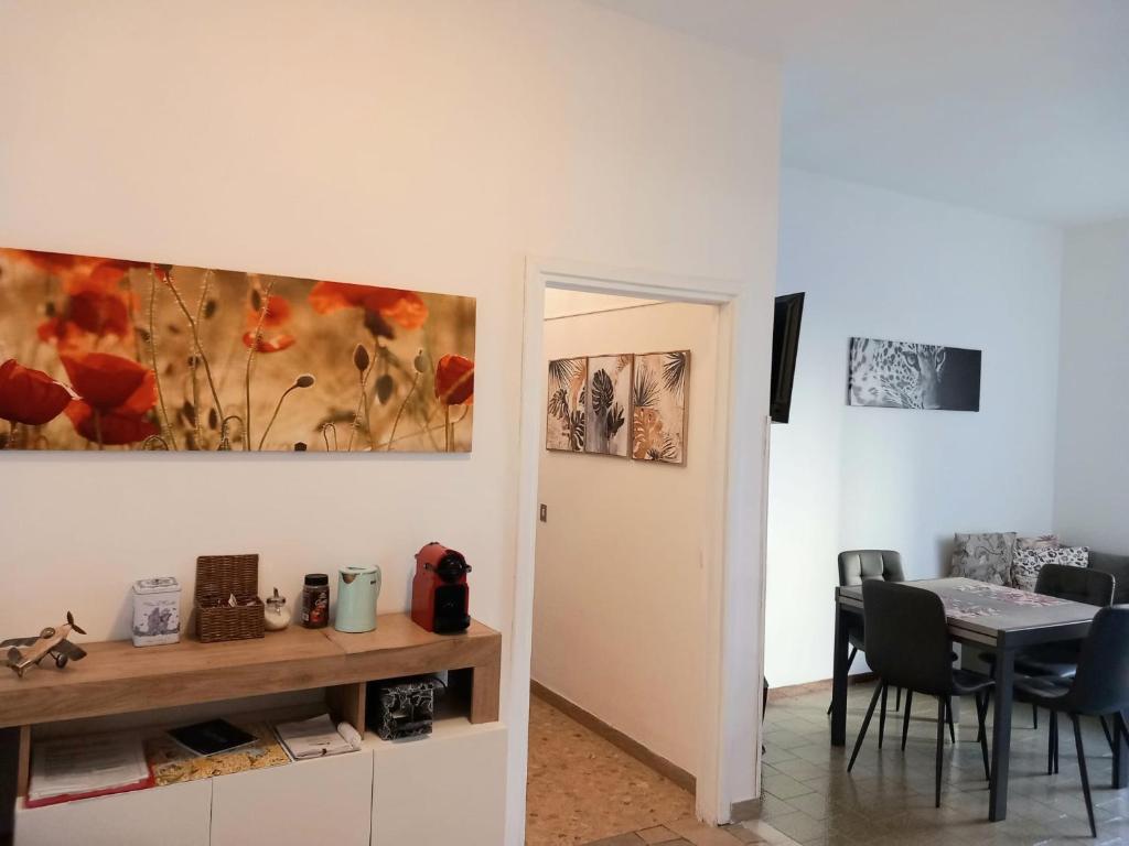 een keuken en eetkamer met een tafel en stoelen bij Home sweet Home Rita in Lecco