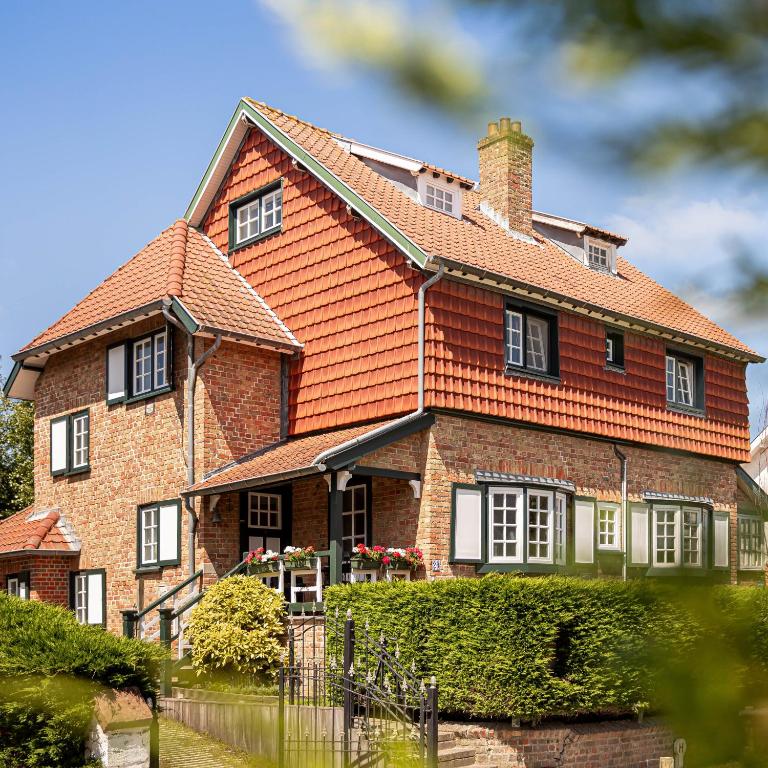 a large brick house with an orange roof at Villa Cocquelicot 6p in De Panne