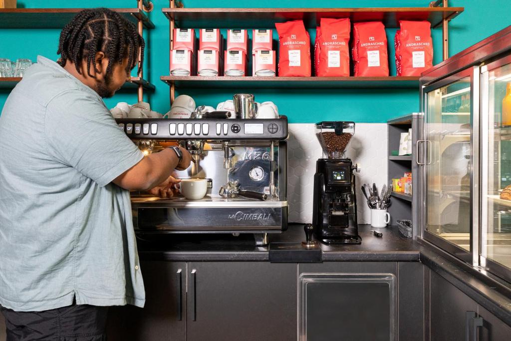 Příslušenství pro přípravu čaje a kávy v ubytování Coffee Inn Hostel Berlin