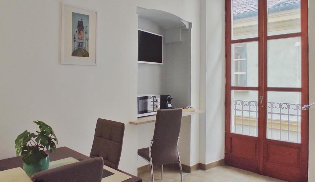 Televízia a/alebo spoločenská miestnosť v ubytovaní Conte Verde Apartments