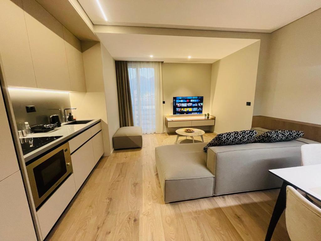 Kuchyň nebo kuchyňský kout v ubytování Two Steps Apartments Tirana