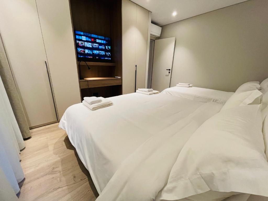 Postel nebo postele na pokoji v ubytování Two Steps Apartments Tirana