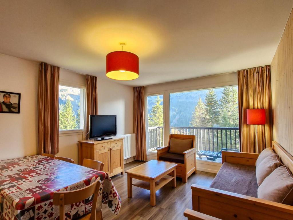 - un salon avec un lit et un balcon dans l'établissement Appartement spacieux à Flaine Forêt · Balcon Sud · Parking couvert · Proche pistes et commerces - FR-1-425-124, à Flaine