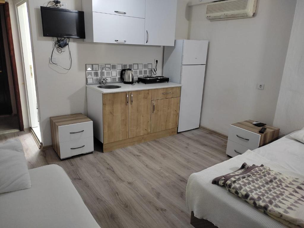 A kitchen or kitchenette at Garden Prizma Rooms&Aparts
