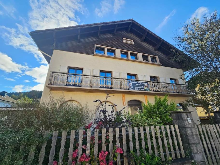 une maison avec une clôture devant dans l'établissement Le tout en double, à Gérardmer