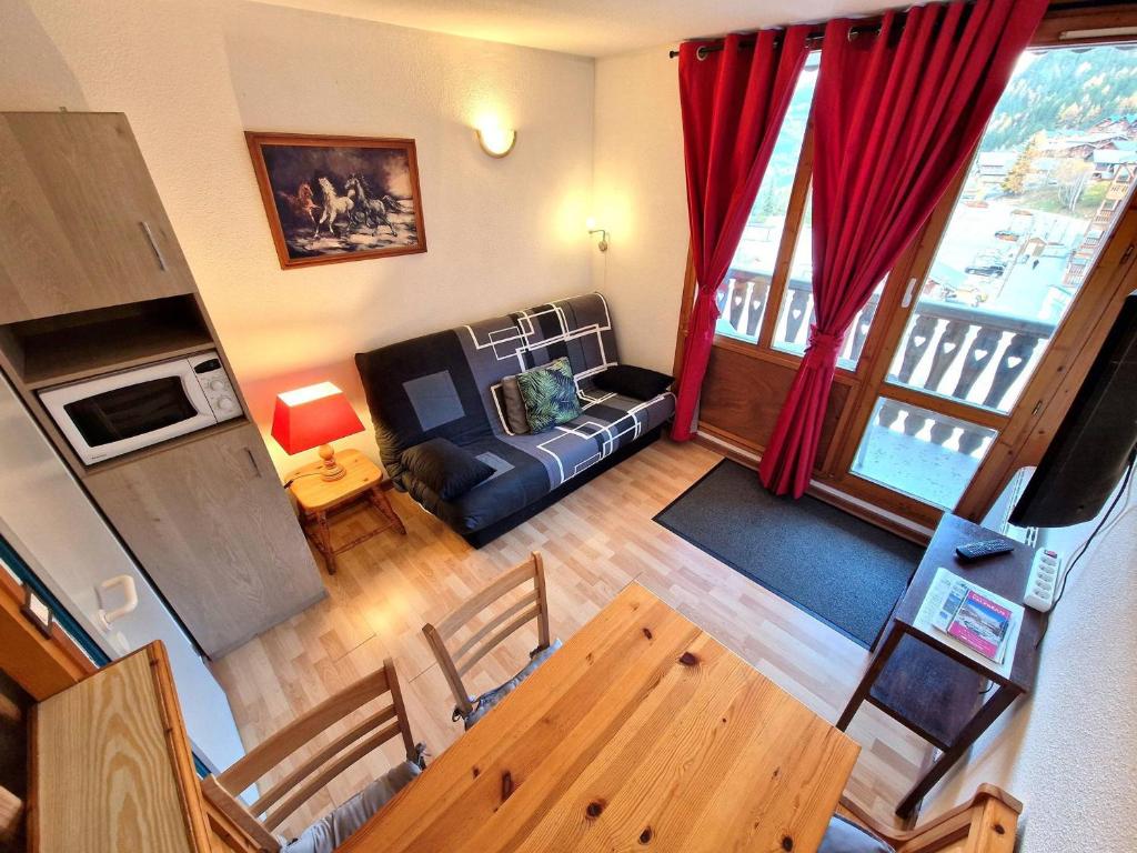 - un salon avec une table et un canapé dans l'établissement Studio confortable 4 pers au cœur de Valfréjus avec balcon - FR-1-265-353, à Modane