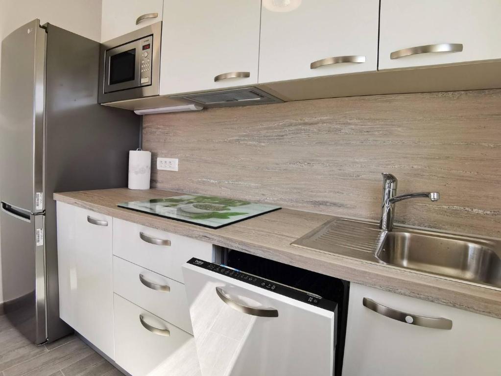 Kuchyň nebo kuchyňský kout v ubytování Studio Apartment Glorijeta