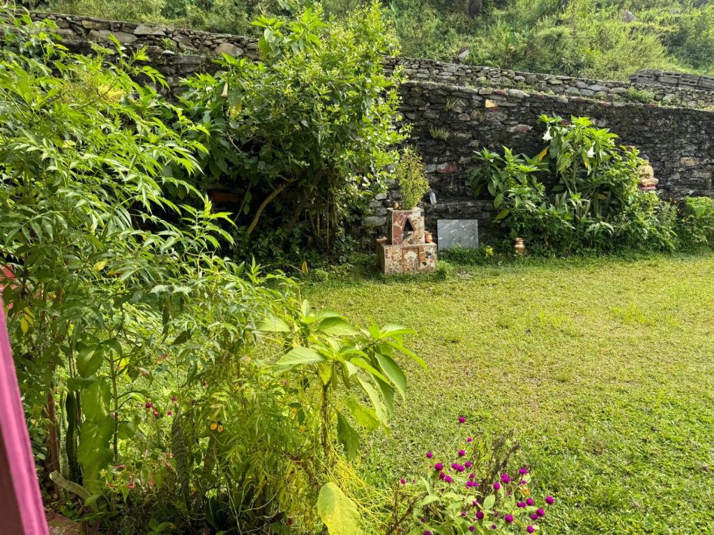 Garður fyrir utan Fewa View Cottage Yoga Retreat Pokhara