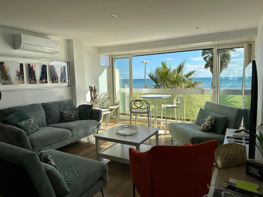 un salon avec un canapé et une table dans l'établissement Face à la Mer-Canet Plage Sud-F3+Parking, à Canet