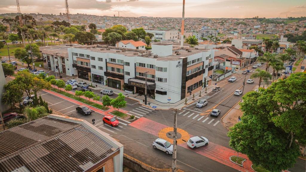 an overhead view of a city street with cars parked at Sir Hotel in Telêmaco Borba