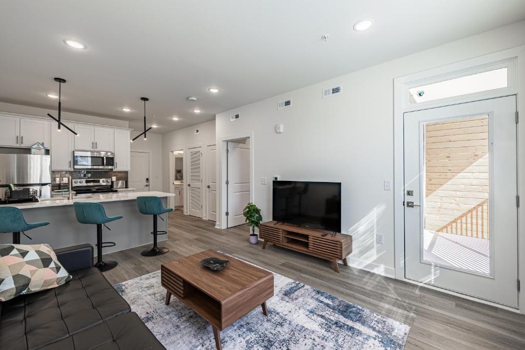 ein Wohnzimmer mit Sofa und Tisch in der Unterkunft Magnolia Apt - TH03 - Tourist Homes of Richmond in Richmond