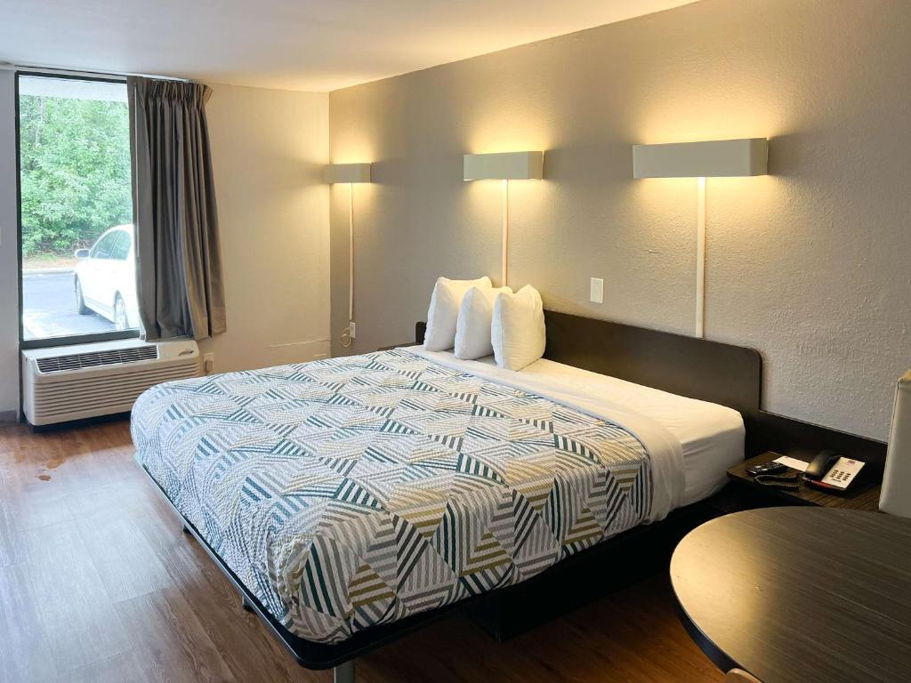 Motel 6-Newnan, GA - Deluxe King Room - Niet -roken