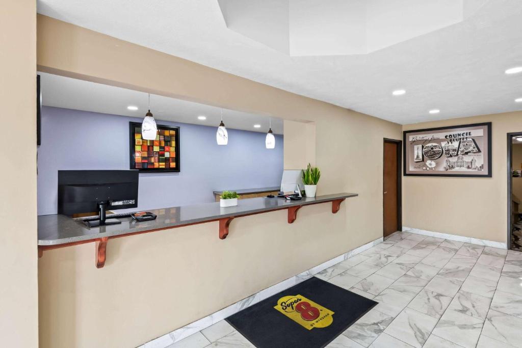 TV a/nebo společenská místnost v ubytování Super 8 by Wyndham Council Bluffs IA Omaha NE Area