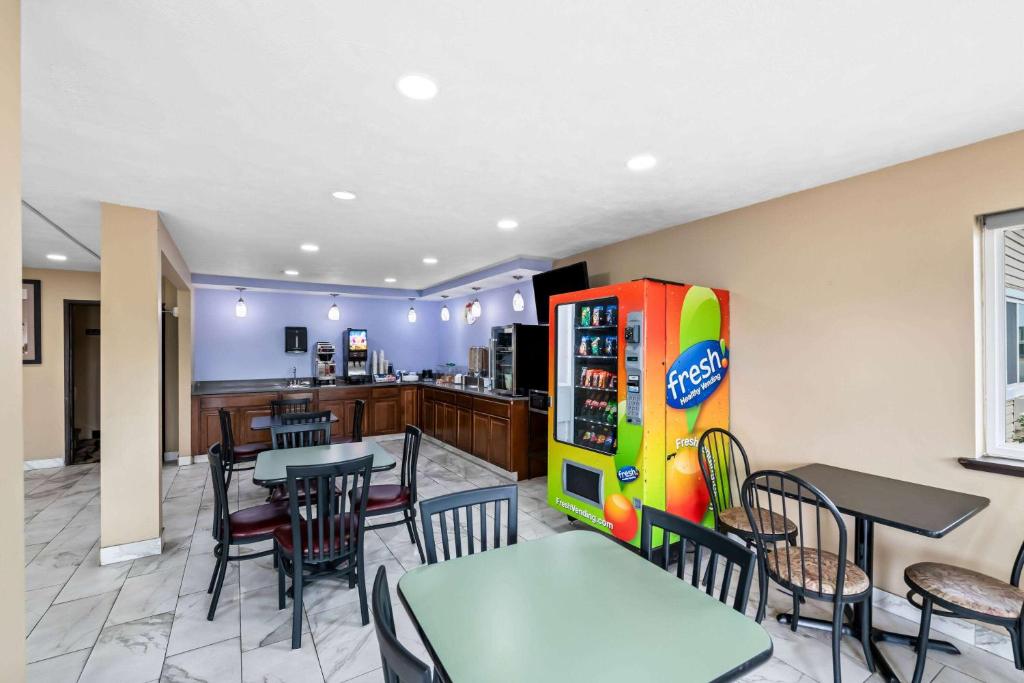 Restaurace v ubytování Super 8 by Wyndham Council Bluffs IA Omaha NE Area