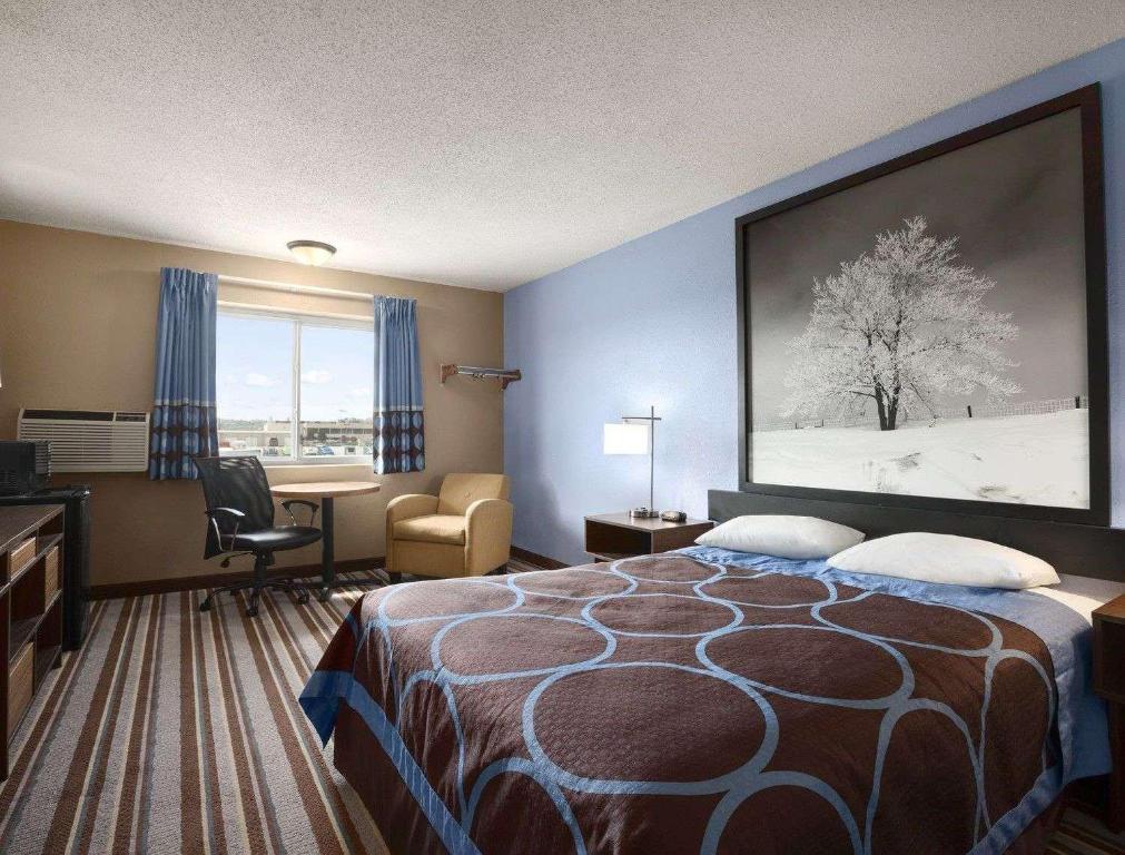 Postel nebo postele na pokoji v ubytování Super 8 by Wyndham Council Bluffs IA Omaha NE Area