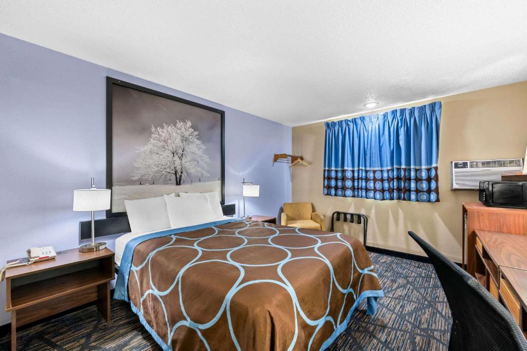 Postel nebo postele na pokoji v ubytování Super 8 by Wyndham Council Bluffs IA Omaha NE Area