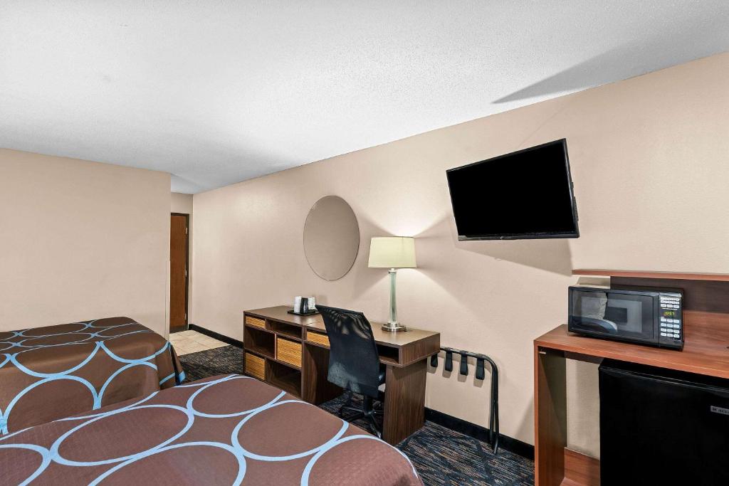 TV a/nebo společenská místnost v ubytování Super 8 by Wyndham Council Bluffs IA Omaha NE Area