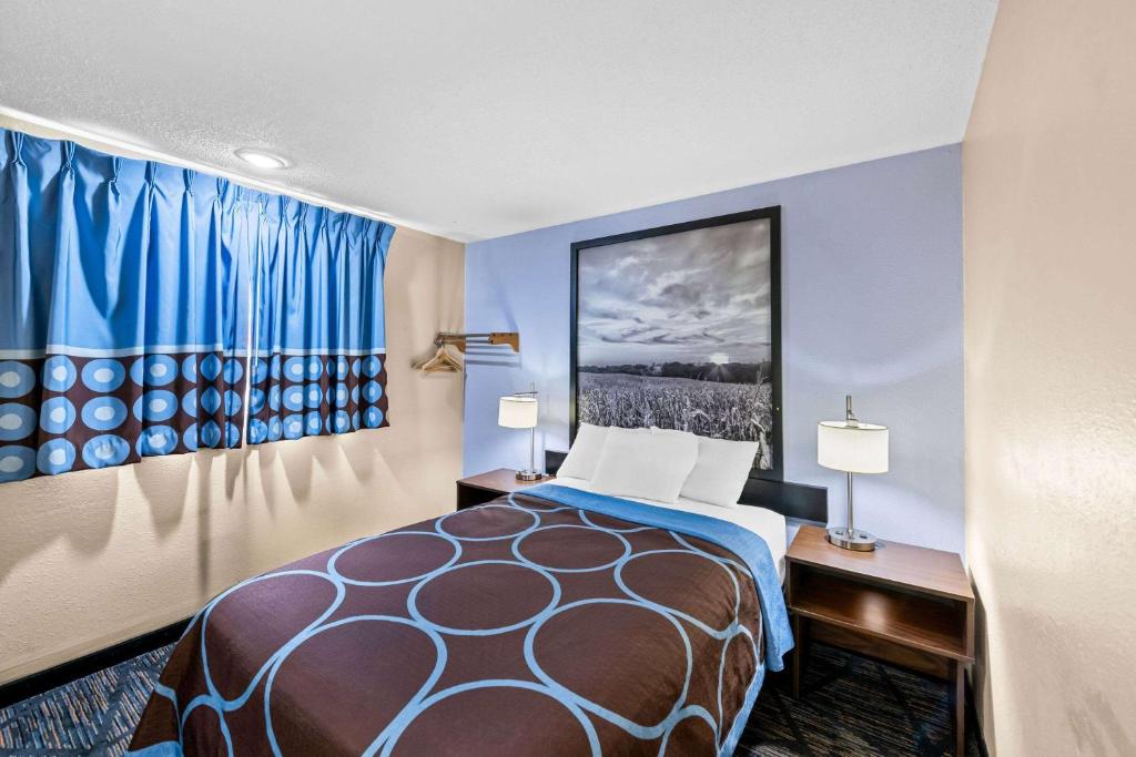 Postel nebo postele na pokoji v ubytování Super 8 by Wyndham Council Bluffs IA Omaha NE Area