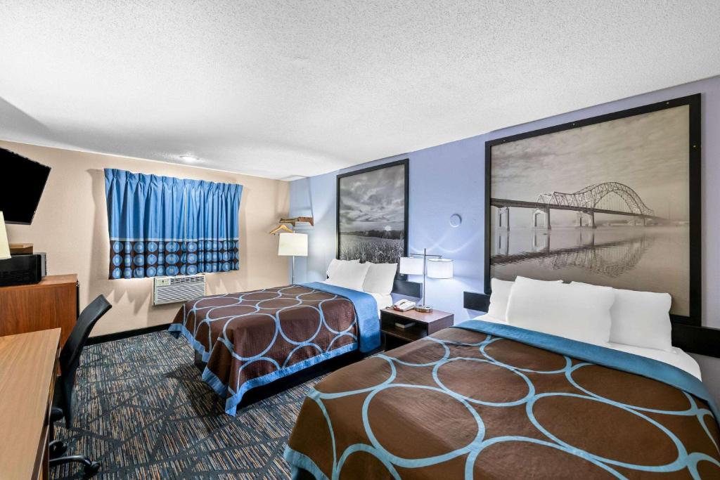 Postel nebo postele na pokoji v ubytování Super 8 by Wyndham Council Bluffs IA Omaha NE Area