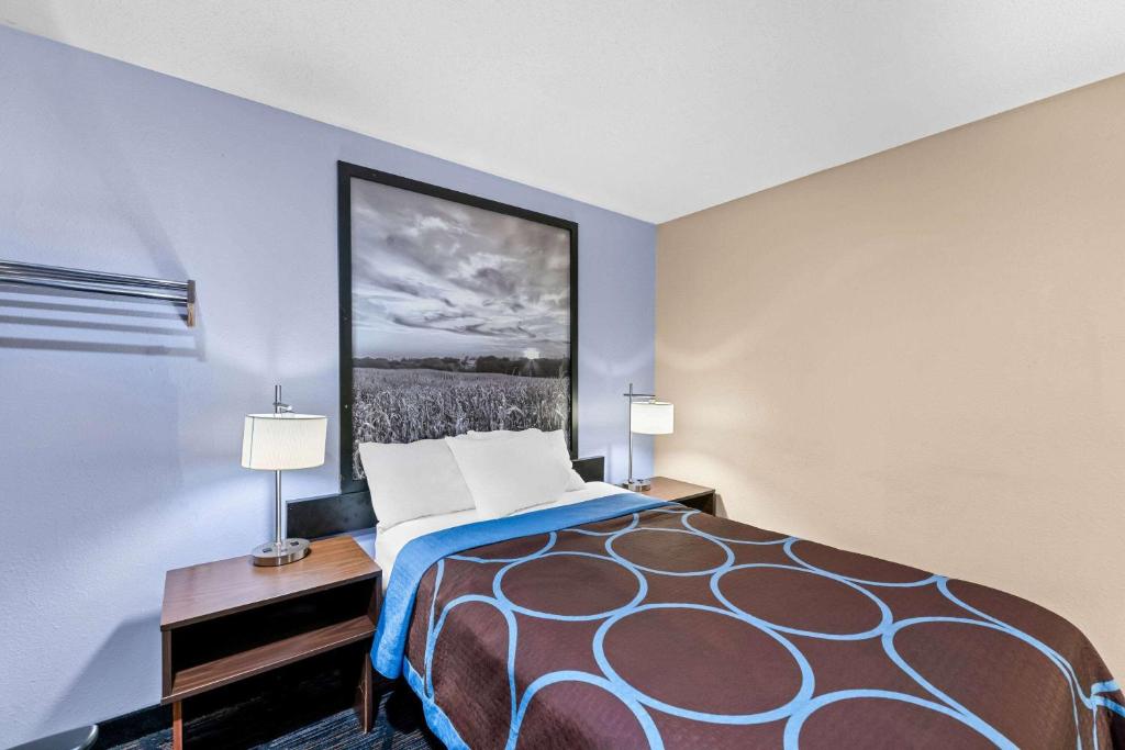 Postel nebo postele na pokoji v ubytování Super 8 by Wyndham Council Bluffs IA Omaha NE Area